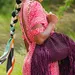 Vrouw in stijlvolle, kleurrijke kleding.