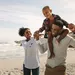Familie aan het genieten tijdens dagje weg.