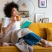 Vrouw aan het genieten in haar woning tussen allerlei woonaccessoires.