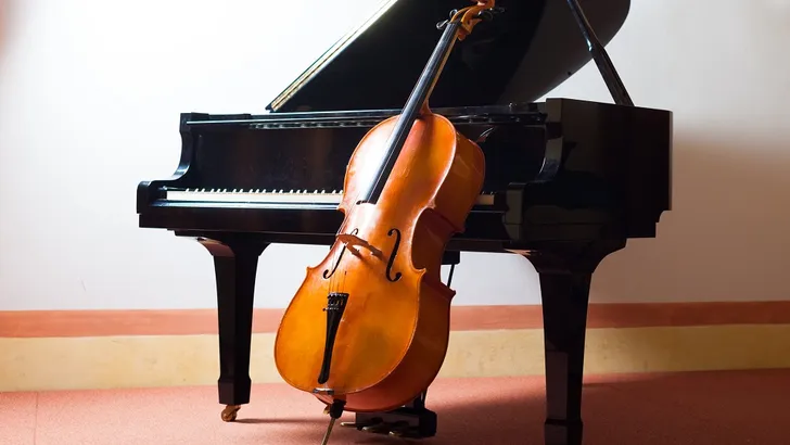 Oekraïense pianiste en Russische celliste spelen samen voor hulp aan oorlogsslachtoffers