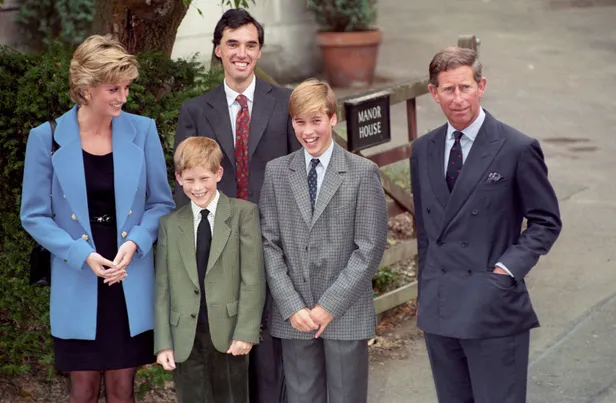 Prins William en prins Harry met hun ouders, prins Charles en prinses Diana in 1995, bij William's eerste dag aan Eton College.