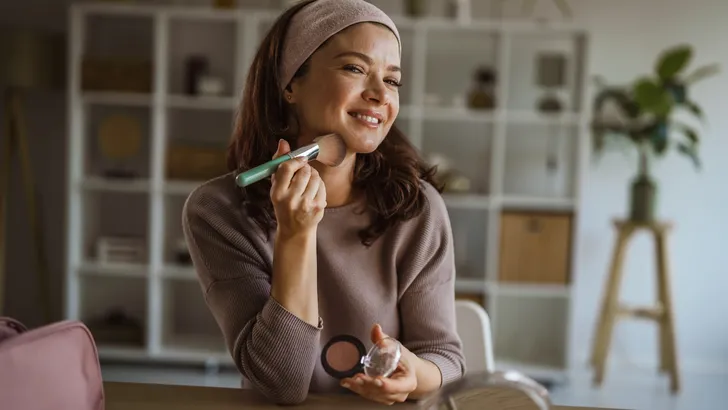 Wallen wegwerken zonder concealer? Het kan met deze slimme hack uit de jaren 90. Lees snel hoe het werkt.