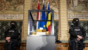 Tijdens een persconferentie in het Drents Museum werd de eerder gestolen gouden helm van Coțofenești onthuld.