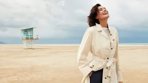 Inès de la Fressange is dolblij met haar rode schoenen