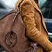 Vrouw met bruine suède jas en tas - schoonmaken