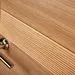 Een houten buitendeur.