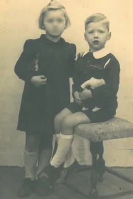 Van Zon als 3-jarige met zijn zusje.
