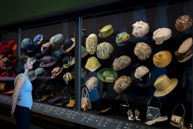 Van simpel hoedje tot chique chapeau: bij de hoedenmuur hangen ze allemaal netjes op een rij. (Beeld: NL Beeld)