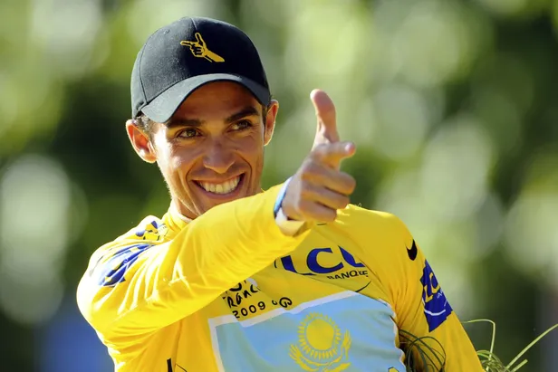 Alberto Contador doe zijn iconische pistoolgebaar op het podium van de Tour na afloop van de editie van 2009
