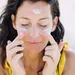 Zonnebrand op gezicht vrouw in gele badkleding