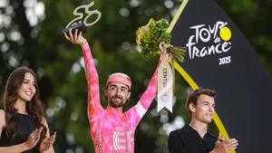 Ben Healy op het eindpodium van de Tour de France 2025.