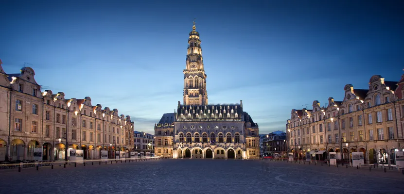 Wandelend door een levend schilderij op de Place des Héros.