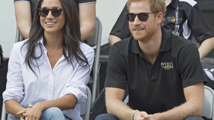 Dit is hoe Meghan Markle's mouwen altijd perfect opgerold blijven