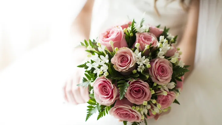 Stel hiket 6 kilometer voor de meest waanzinnige huwelijksfoto’s