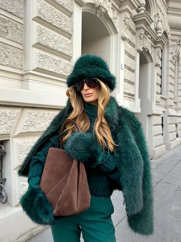 Lena Terlutter gespot in de smaragdgroene faux fur jas van Marc Cain 