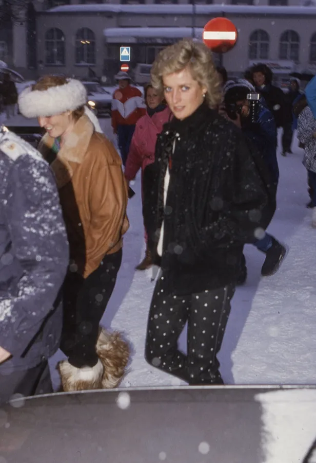 Schandalen Sarah Ferguson: foto van prinses Diana en hertogin Sarah tijdens een wintersportvakantie.