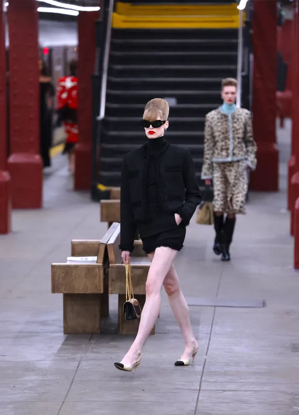 Bij de recente Métiers d'Art-show van Chanel zagen we de trend ook al de revue passeren.