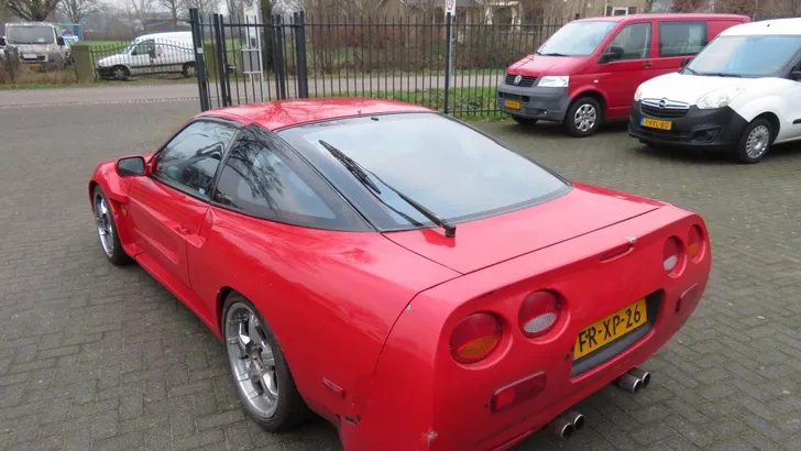 Verlos deze arme Nissan 200SX van zijn Corvette-luier