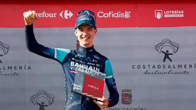 Jakob Omrzel op podium na ritzege in de Vuelta.