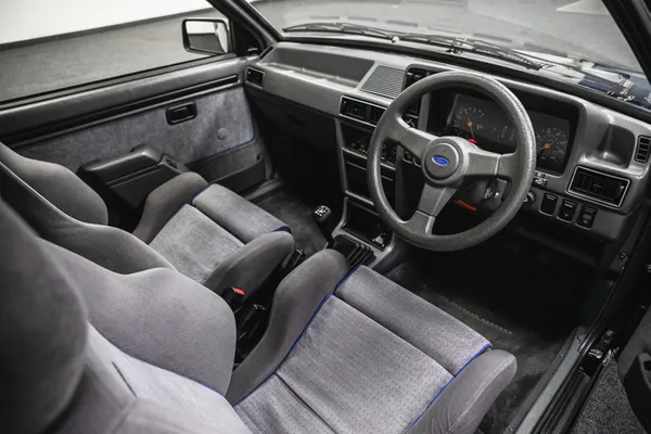 Het interieur is voorzien van sportieve Recaro stoelen en een tweede binnenspiegel voor de beveiliger op de bijrijdersstoel.