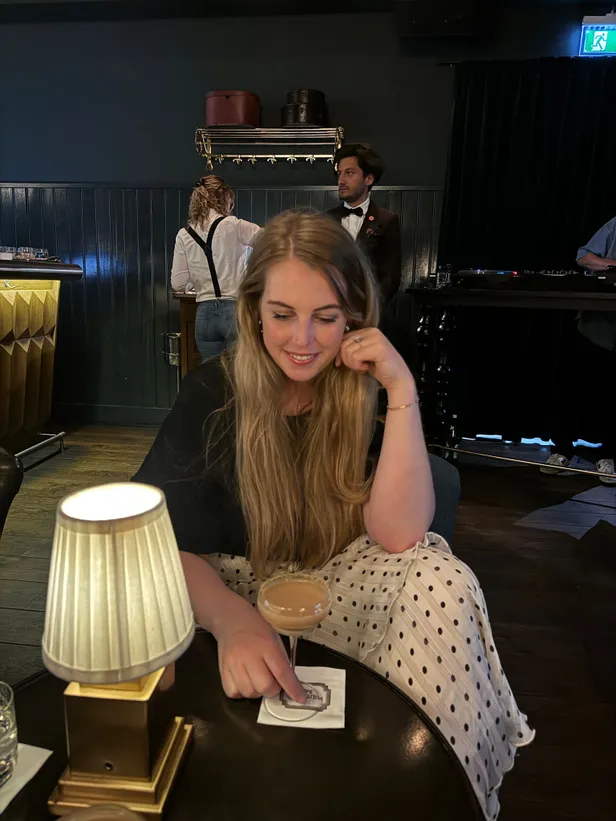 Emma proeft een van de nieuwste cocktails in Pulitzer's Bar