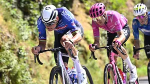 Mathieu van der Poel in volle concentratie op zijn Canyon aerofiets tijdens een etappe in de Tour de France.