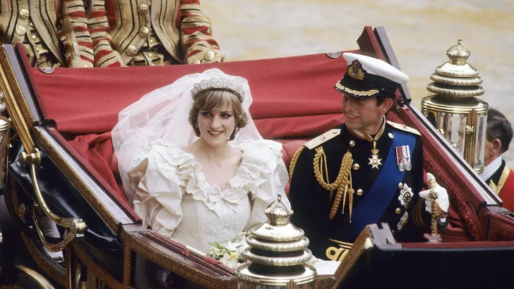 Foto van prinses Diana en prins Charles in een rijtuig op hun huwelijksdag, juli 1981.