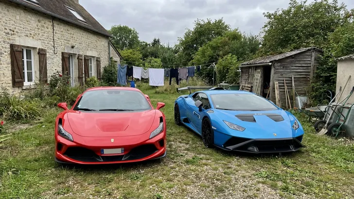 Vrouw vindt gestolen Ferrari en Lamborghini in achtertuin na klungelige inbraak en achtervolging