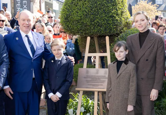 Prins Jacques en prinses Gabriella poseren bij het plakkaat met hun ouders.