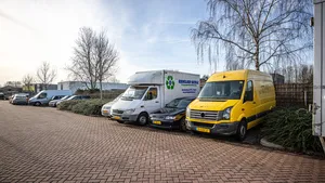 Waarom grote industriële complexen en militaire bases bezoekers verplichten om achteruit in te parkeren