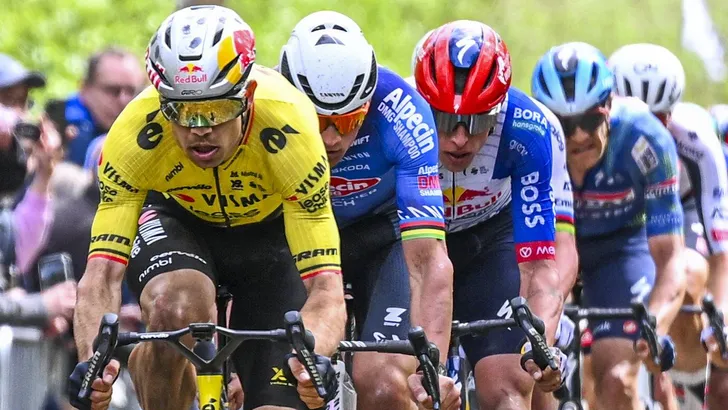 Wout van Aert werd maandag gehuldigd in Den Bosch vanwege zijn overwinning in Parijs-Roubaix. Hij kwam daar terug op een respectvol momenten tussen hem en 'rivaal' Mathieu van der Poel.
