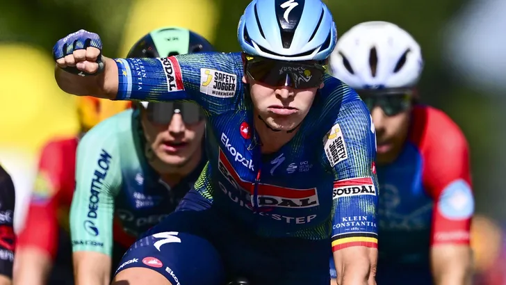 Sprinter Tim Merlier wint met verliezer Olav Kooij erachter.