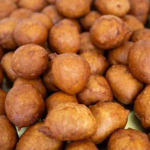 Heb je nog taaie oliebollen over? Maak er dit van en het is bijna lekkerder dan vers