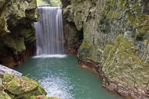Waar water door de straten stroomt en stenen huizen eeuwen aan verhalen bewaren: dit is Pioraco op zijn mooist.