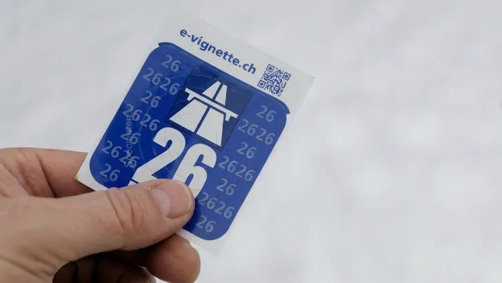 Wintersporters riskeren honderden euro's boete door wirwar aan vignetten en milieustickers in Europa