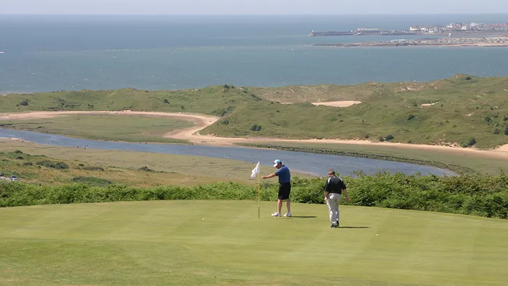 Baantip: Cliff top golf op Southerndown