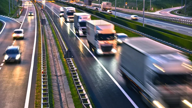 Duitsland introduceert onzichtbare weeglussen in snelweg: overladen vrachtwagens direct beboet
