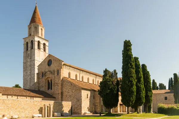 Tussen mozaïeken, basilieken en oude wegen ontdek je een plek die ooit machtiger was dan Rome zelf. Aquileia voelt als een tijdsprong.