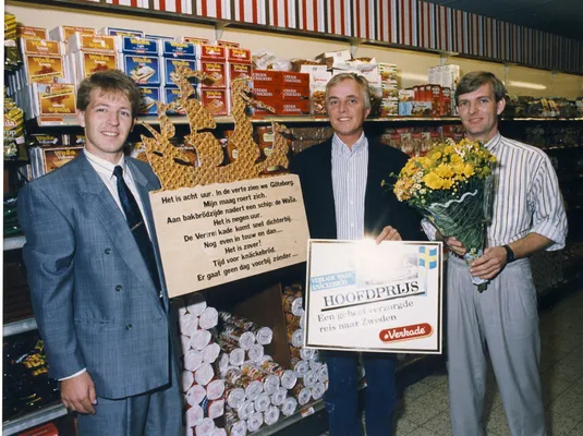 Frank (in het midden) viert zijn eerste cruise.