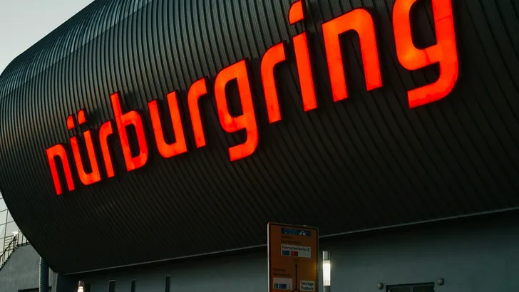 De Nurburgring, waar Xiaomi een heel snel nieuw record heeft gezet