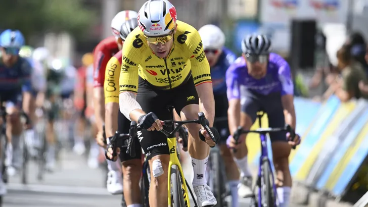 Wout van Aert had het goede gevoel nog totaal niet te pakken deze Tour Auvergne-Rhône Alpes, maar in de vierde etappe heeft hij vertrouwen getankt. Hij won de sprint van het peloton, maar had de pech dat een kopgroep nipt voorbleef.