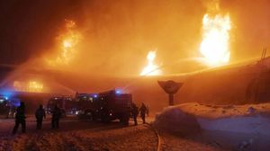 Enorme brand claimt meer dan 100 klassieke motorfietsen en auto's