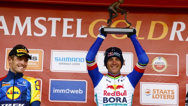 Remco Evenepoel ging weer met Mattias Skjelmose naar de finish in de Amstel Gold Race. Dit keer was Tadej Pogacar er niet bij. En dit keer won niet Skjelmose, maar Evenepoel.