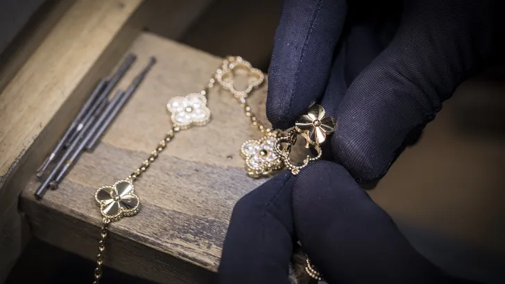 Van Cleef & Arpels brengt Alhambra-motief terug