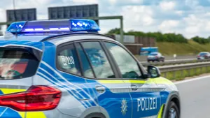 Bestelbus met aanhanger haalt 160 km/u op de snelweg en de reden daarvoor bleek een verboden poeder