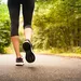 wandelen vrouw in bos sportkleding