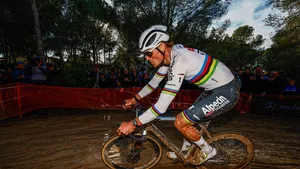 Mathieu van der Poel zorgde voor open monden toen hij eerder deze winter suggereerde dat het weleens zijn laatste seizoen als crosser kan zijn. Vader Adrie zou het begrijpen.