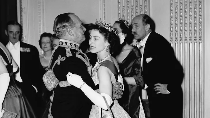 Bijzonder: bewegend beeld van piepjonge Queen Elizabeth