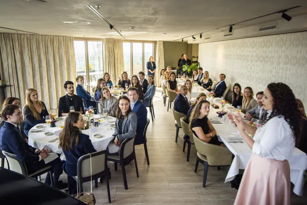 Zakelijk chic: Amalia's dag begon met een lunch op de Zuidas. (Beeld: NL Beeld)