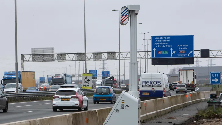 Focusflitsers draaien op volle toeren: pakkans voor appende automobilisten in 2026 fors hoger